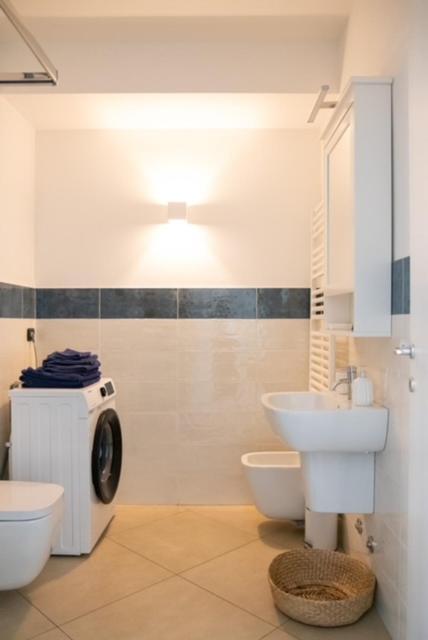 Grande Monolocale Con Parcheggio Interrato Incluso Apartment Genoa Luaran gambar